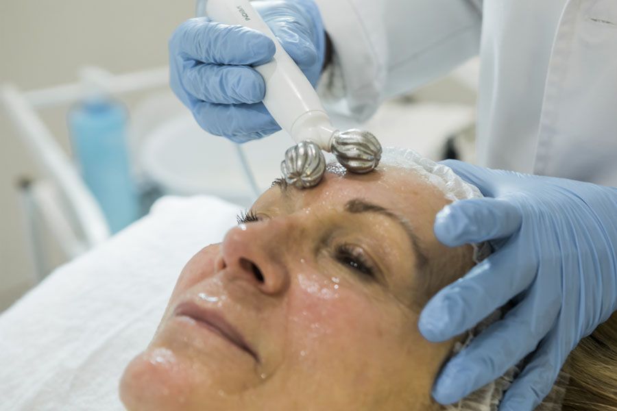 flacidez-facial mujer realizando un tratamiento contra la flacidez facial